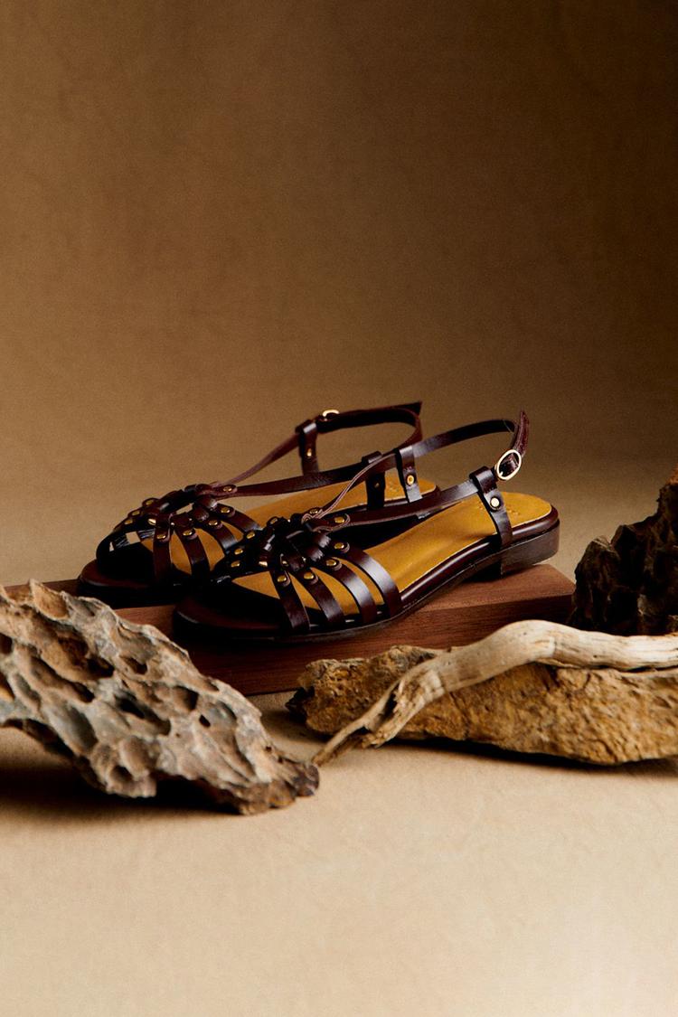 OLIVE | Sandalias con aberturas y tachuelas