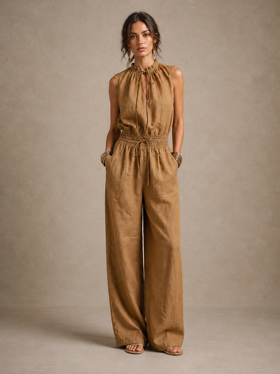 Zenaide | Mono color camel con cuello alto y pernera ancha