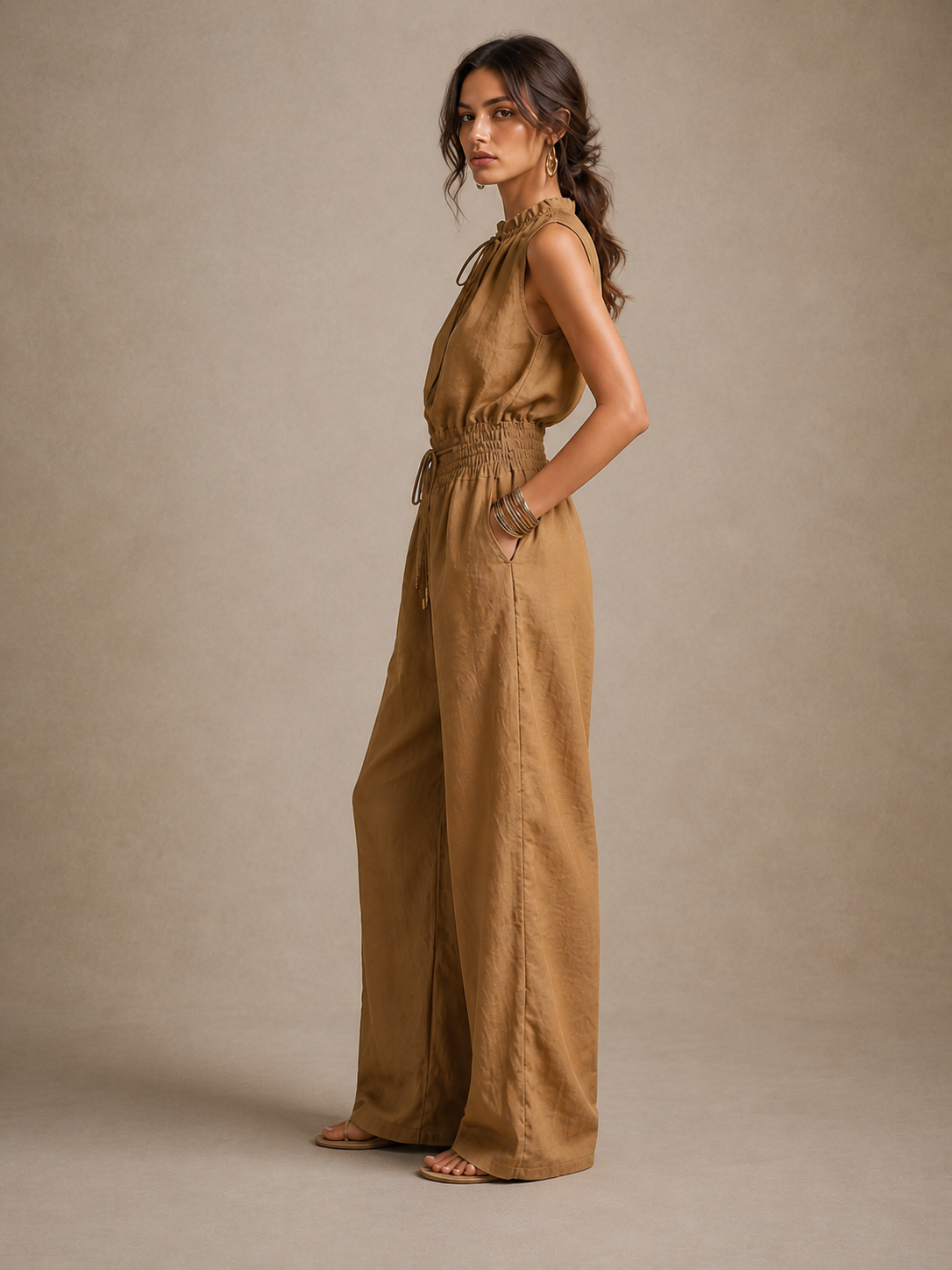 Zenaide | Mono color camel con cuello alto y pernera ancha