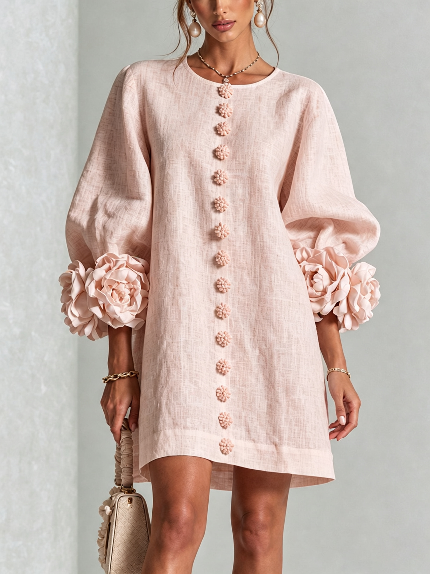 Minivestido blanco con botones florales y mangas florales extravagantes.