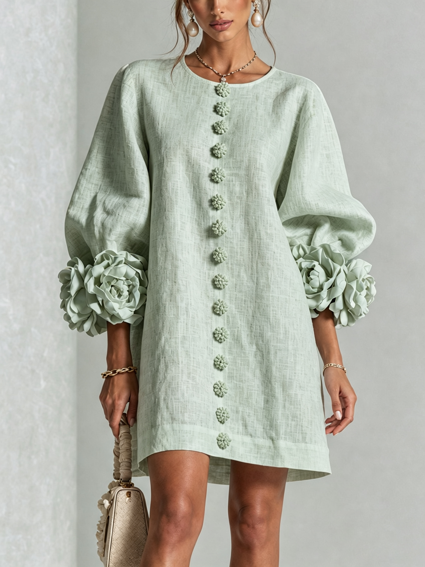Minivestido blanco con botones florales y mangas florales extravagantes.