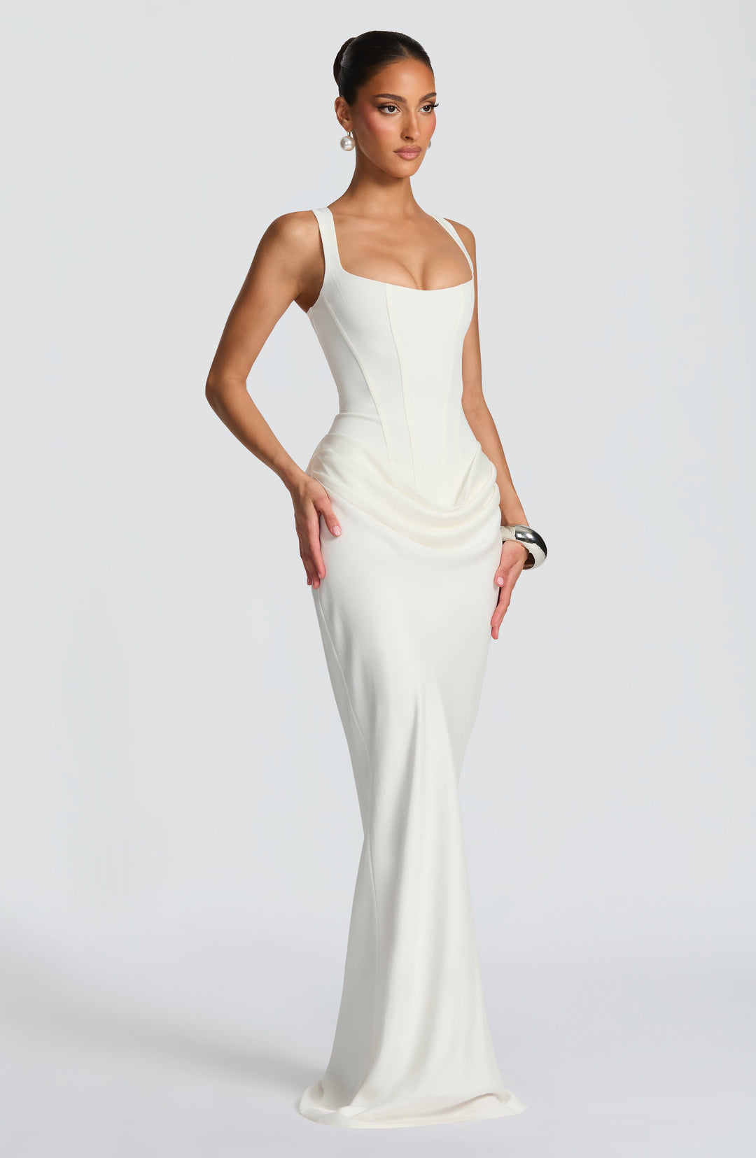 Liora · Vestido largo con elegante escote cuadrado